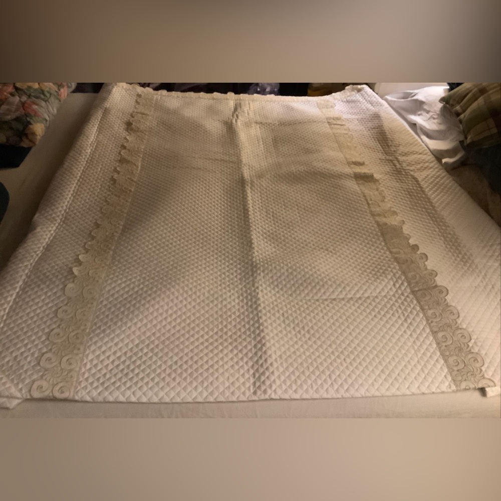 Schweitzer Linen Quilted Comforter Golden Ivory Embroidery + 2 Matching Shams - Picture 4 of 15